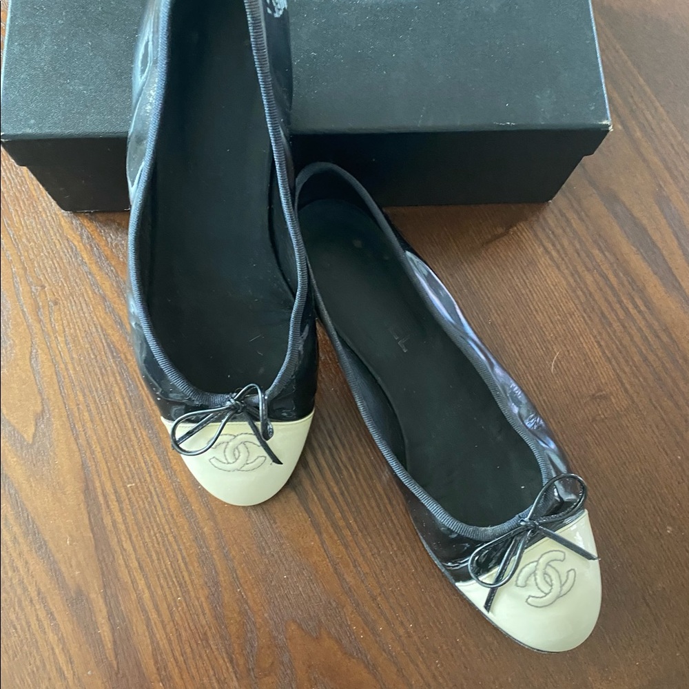 CLASSIC CHANEL PATENT FLATS